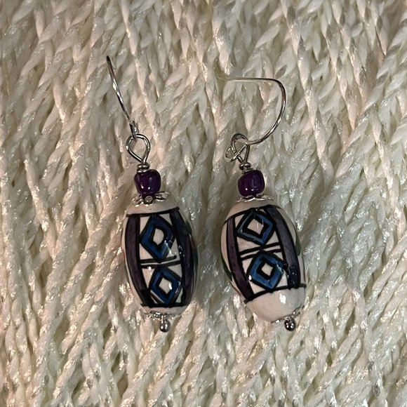 Vintage Peruvian Oval Hand Painted Beaded Earrings on Silver Tone French Hooks - Picture 3 of 4